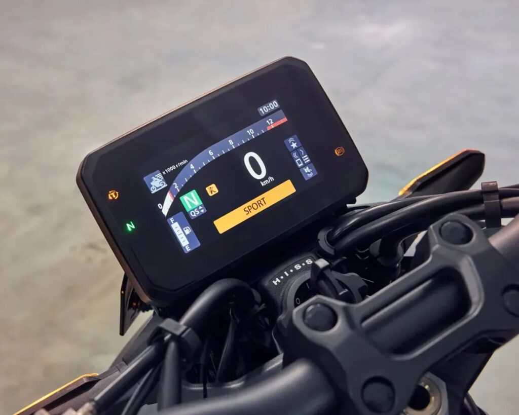 Close-up of CB1000 Hornet SP TFT display and handlebar controls