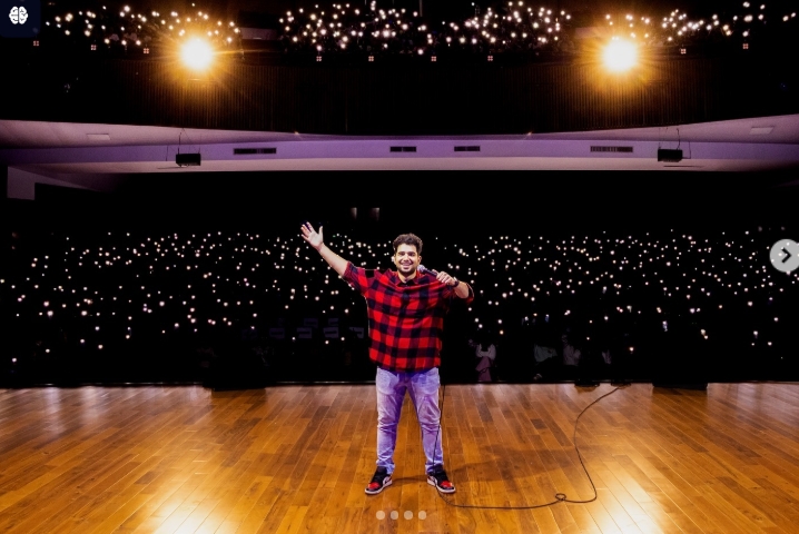 Samay Raina performing stand-up comedy – Samay Raina Net Worth 2025