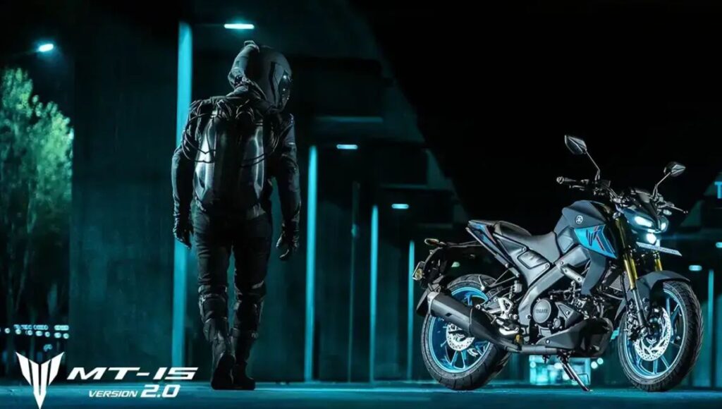 yamaha mt 15 v2 side view in cyan storm color