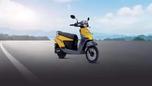 BGauss C12 electric scooter city ride demonstration
