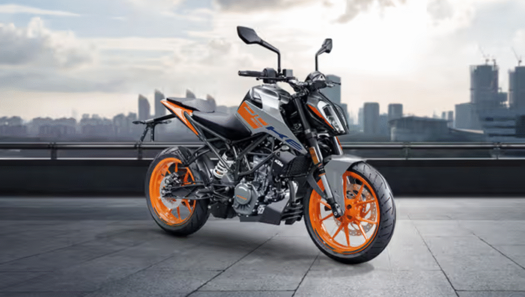 KTM 200 Duke electronic orange color in motion