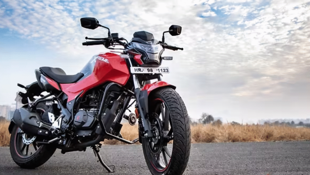 Hero Xtreme 160R with LED lights, USB charging and sporty design