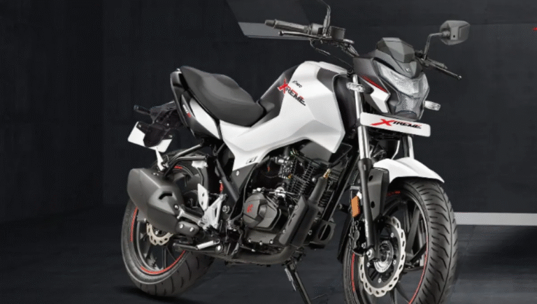 Hero Xtreme 160R with LED lights, USB charging and sporty design