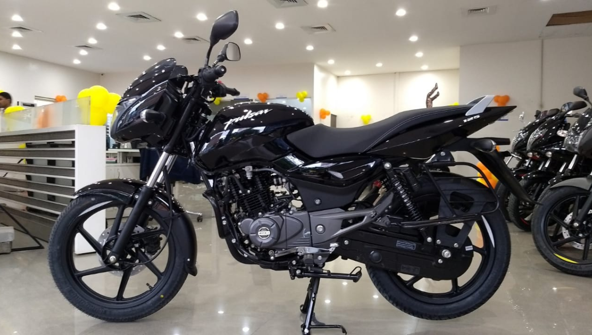 Bajaj Pulsar 125 stylish look with 125cc engine and 100 kmph top speed